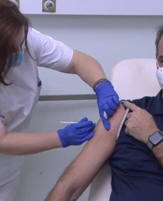 Ο Κυριάκος Μητσοτάκης εμβολιάστηκε κατά του κορωνοϊού