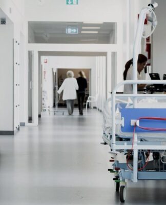 Συγκλονίζει διευθυντής στο ΠΑΓΝΗ που νόσησε από κορωνοϊό: Περνάς τον Καιάδα μόνος σου