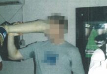 ΣΟΚΑΡΙΣΤΙΚΗ ΦΩΤΟ: Αυστραλός στρατιώτης πίνει μπίρα από το προσθετικό πόδι νεκρού Ταλιμπάν