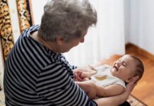 ΑΠΙΣΤΕΥΤΟ: Γιαγιά ζήτησε μισθό για να κρατάει τον 12 μηνών εγγονό της