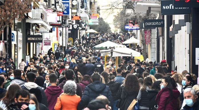 Απίστευτες εικόνες σήμερα στην Ερμού: «Πλημμύρισε» από κόσμο – «Μάχη» για να τηρηθούν τα μέτρα (ΒΙΝΤΕΟ)