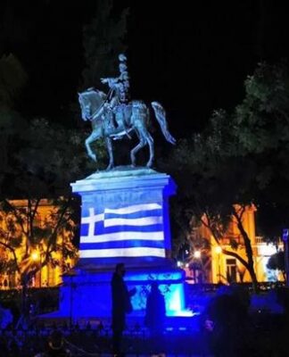 ΔΕΟΣ: Φωτίστηκε με την ελληνική σημαία το άγαλμα του Κολοκοτρώνη στο Ναύπλιο! (ΒΙΝΤΕΟ + ΦΩΤΟ)