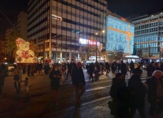 Πλημμύρισε το Σύνταγμα: Άκουσαν για νέο σκληρό lockdown και ξεχύθηκαν στους δρόμους