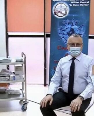 Η πατέντα της χρονιάς: Ρουμάνος υπουργός με… πορτάκι στο πουκάμισο για τον εμβολιασμό (ΒΙΝΤΕΟ)