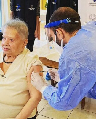 Εμβολιασμός και στους οίκους ευγηρίας: Αυτή είναι η 95χρονη που εμβολιάστηκε πρώτη