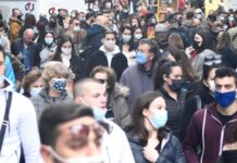 Παγώνη για συνωστισμό στα καταστήματα: «Λες και δεν έχουμε μπλουζάκια»