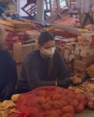 Στην ταβέρνα «Κρητικός» στο Κερατσίνι η κόρη του πρωθυπουργού, Δάφνη Μητσοτάκη (ΦΩΤΟ)