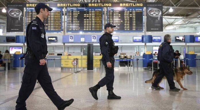 ΣΑΛΟΣ: Πασίγνωστος Έλληνας παρουσιαστής βρέθηκε με 30.000 ευρώ στο αεροδρόμιο επιστρέφοντας από Ντουμπάι