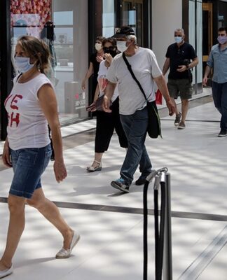 ΚΟΡΩΝΟΪΟΣ – ΜΕΛΕΤΗ: Πιο επικίνδυνη από το βήχα η ομιλία σε κλειστό χώρο
