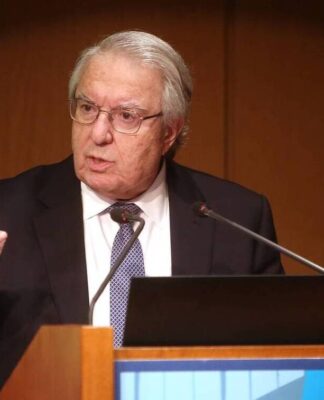 O Γιώργος Μπαμπινιώτης ξαναχτυπά: Ο τάφων(ας) και το ρομπότ