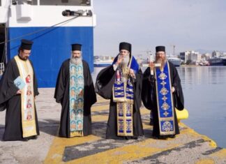 Ο Σεραφείμ καθαγίασε τα νερά στο λιμάνι του Πειραιά (ΦΩΤΟ)