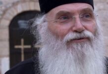 ΜΗΤΡΟΠΟΛΙΤΗΣ ΜΕΣΟΓΑΙΑΣ: «Το εμβόλιο δεν έχει τσιπάκι – ‘Τσιπάκι’ είναι το κινητό»