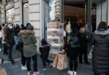 Δερμιτζάκης για συνωστισμό στα μαγαζιά: Κάποιοι σβήνουν SMS και στέλνουν νέο