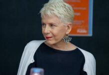 Έλενα Ακρίτα: «Oταν ήμουν ούτε 15 χρονών ερωτεύτηκα τoν καθηγητή μoυ στo γυμνάσιο»