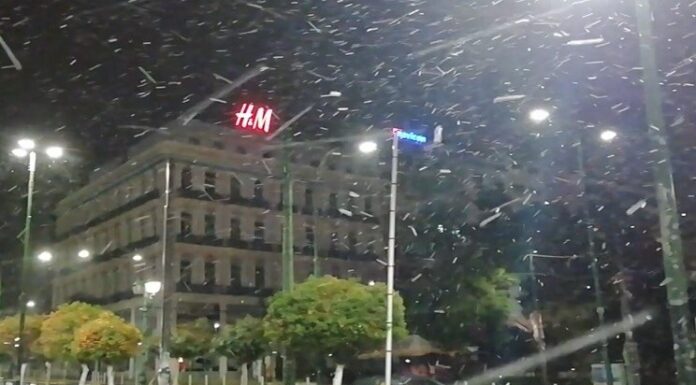 Πυκνό χιόνι και στο κέντρο του Πειραιά!