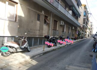 ΠΕΙΡΑΙΑΣ: Ασυνείδητοι οδηγοί παρκάρουν τις μηχανές στα πεζοδρόμια και κλείνουν τη διάβαση πεζών !