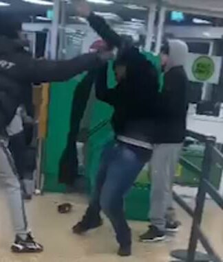 Άγριος καβγάς σε σούπερ μάρκετ: Χτυπιούνται με μπουκάλια κρασιού (ΒΙΝΤΕΟ)