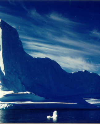 ΣΥΝΑΓΕΡΜΟΣ: Παγόβουνο με μέγεθος όσο η Κύθνος απειλεί νησί του Ατλαντικού (ΒΙΝΤΕΟ)