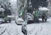 ΑΠΙΣΤΕΥΤΟ: Διανομέας ανεβάζει με τα χέρια το μηχανάκι για να παραδώσει καφέ μέσα στα χιόνια