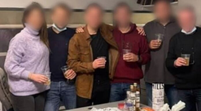 ΟΡΓΗ στην ΕΛΑΣ: Κορονοπάρτι με ουίσκι και βότκα μέσα στη ΓΑΔΑ