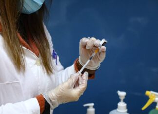 Αποκάλυψη από Βατόπουλο: Φτιάχνεται «υπερεμβόλιο» κατά των μεταλλάξεων