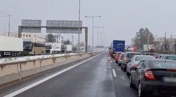 Επελαύνει η Μήδεια στην Αττική: Με αλυσίδες η κίνηση στην Κηφισίας