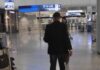 ΑΠΙΣΤΕΥΤΟ: Αλλοδαπός άρπαζε στο αεροδρόμιο βαλίτσες επιβατών με μια ομπρέλα!