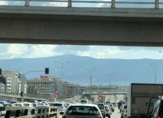 Ακίνητα τα ΙΧ στην έξοδο του Πειραιά προς Συγγρού & Παραλιακή