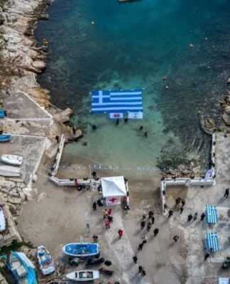 ΠΕΙΡΑΙΑΣ – 25η Μαρτίου: Εντυπωσιακή ελληνική σημαία στα νερά της Πειραϊκής (ΦΩΤΟ)