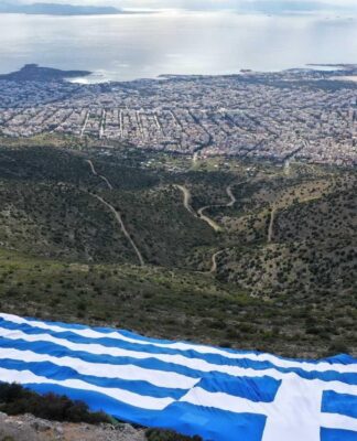 ΔΕΟΣ: Τεράστια ελληνική σημαία δεσπόζει στην Άνω Γλυφάδα (ΦΩΤΟ)