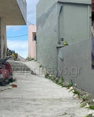 ΚΡΗΤΗ: Έστρωσαν λουλούδια για να περάσει η σορός του Ζαχαρία – Βαφτίστηκε η μικρή αδερφή του πριν την κηδεία