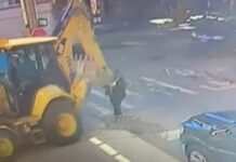 ΤΡΟΜΑΚΤΙΚΟ ΔΥΣΤΥΧΗΜΑ: Κοιτούσε το κινητό της και την χτύπησε θανάσιμα εκσκαφέας