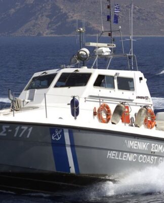 Συναγερμός στο Πέραμα: Φωτιά σε θαλαμηγό σε ιδιωτικό ναυπηγείο