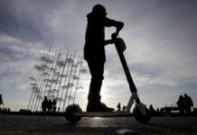 Ηλεκτρικό πατίνι: Υποχρεωτικό το κράνος – Τι αλλάζει για το δίπλωμα μηχανής έως 125 κ.ε.