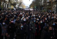 ΕΞΑΔΑΚΤΥΛΟΣ: Δεν μπορεί να λέμε «κηδεία έως 9 άτομα» και στην πορεία να είναι 9.000!