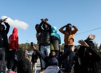 ΕΙΚΟΝΕΣ ΣΟΚ: Ετοιμοπόλεμοι Πακιστανοί λεηλατούν και βάζουν φωτιές σε δομή στην Κόρινθο