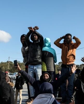 ΕΙΚΟΝΕΣ ΣΟΚ: Ετοιμοπόλεμοι Πακιστανοί λεηλατούν και βάζουν φωτιές σε δομή στην Κόρινθο