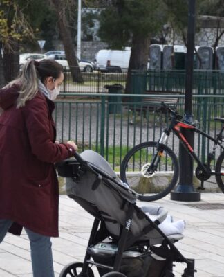 Έρχονται οι «νταντάδες της γειτονιάς»: Τι προβλέπει το πρόγραμμα