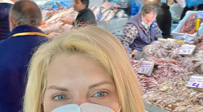 ΜΕΝΕΓΑΚΗ: Με τη μάσκα… ανάποδα βγήκε για ψώνια στη Βαρβάκειο!
