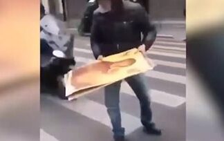 ΒΙΝΤΕΟ ΝΤΡΟΠΗ: Ποδοπάτησαν Εικόνα της Παναγίας σε συγκέντρωση στην Αθήνα