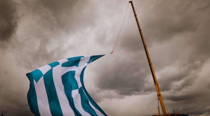 ΣΥΓΚΙΝΗΣΗ: Περίσσεψε η περηφάνεια για τη σημαία γίγας στη Σαντορίνη (ΦΩΤΟ)