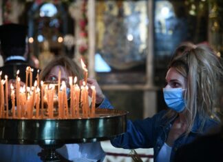 Ρουφιάνα τηλεφωνικής καταγγελίας: «Στο διπλανό χωριό η εκκλησία είναι γεμάτη!» Αστυνομικός: «και σένα τι σε νοιάζει κυρά μου;»