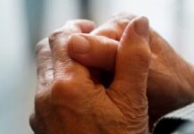 «Μητέρα, θα σου βάζω καρβέλια στον τάφο σου γιατί έφυγες πεινασμένη»