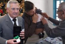 Παιδίατρος 92 χρονών εξετάζει φτωχά παιδιά δωρεάν – Θα πεθάνω προσφέροντας, λέει ο ίδιος