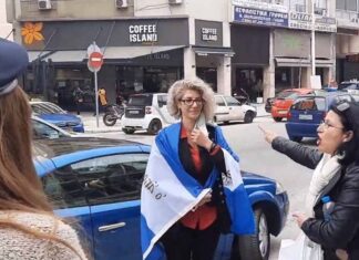 ΤΙ ΖΟΥΜΕ: Με σημαίες και τον εθνικό ύμνο υποδέχτηκαν τη μητέρα που συνελήφθη για την άρνηση στα self tests