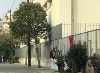 ΠΕΙΡΑΙΑΣ: Αθίγγανοι έχουν κάνει τα κάγκελα του σχολείου… απλώστρα! (ΦΩΤΟ)