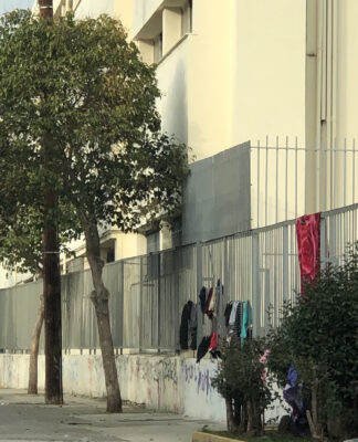 ΠΕΙΡΑΙΑΣ: Αθίγγανοι έχουν κάνει τα κάγκελα του σχολείου… απλώστρα! (ΦΩΤΟ)