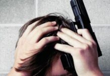 Σοκ: Γυναίκα τραβά με το κινητό τον άντρα της την ώρα που αυτοκτονεί
