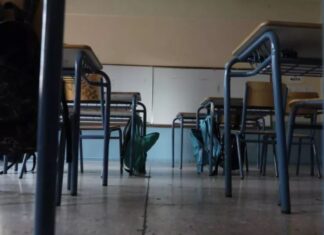 Aποτροπιασμός στην Σύρο: Καθηγήτρια χτύπησε μαθήτρια μέσα στην τάξη επειδή ακούστηκε το κινητό!