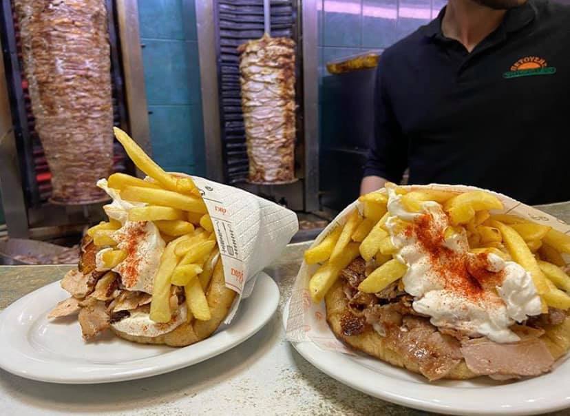 «Με σπάταλο γύρο και πατάτες»: Το μεγαλύτερο πιτόγυρο στην Ελλάδα είναι XXX Large (Pics)